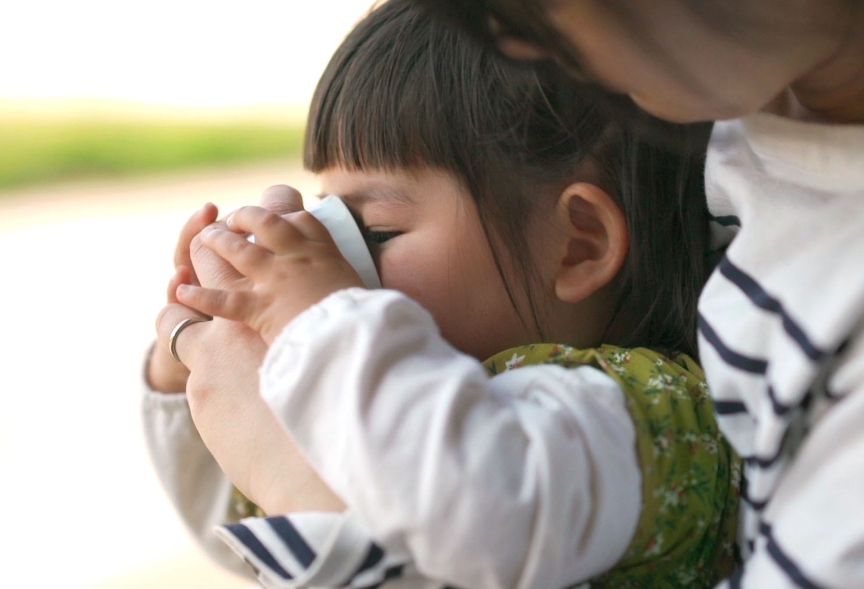 ほうじ茶を飲んでいる子どもの写真