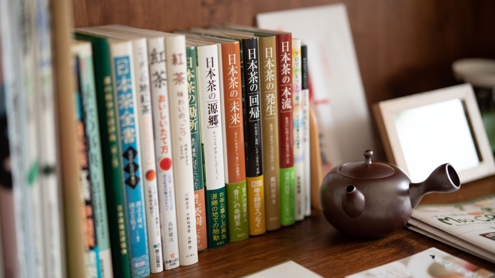 本棚に並ぶ日本茶に関する書籍の写真