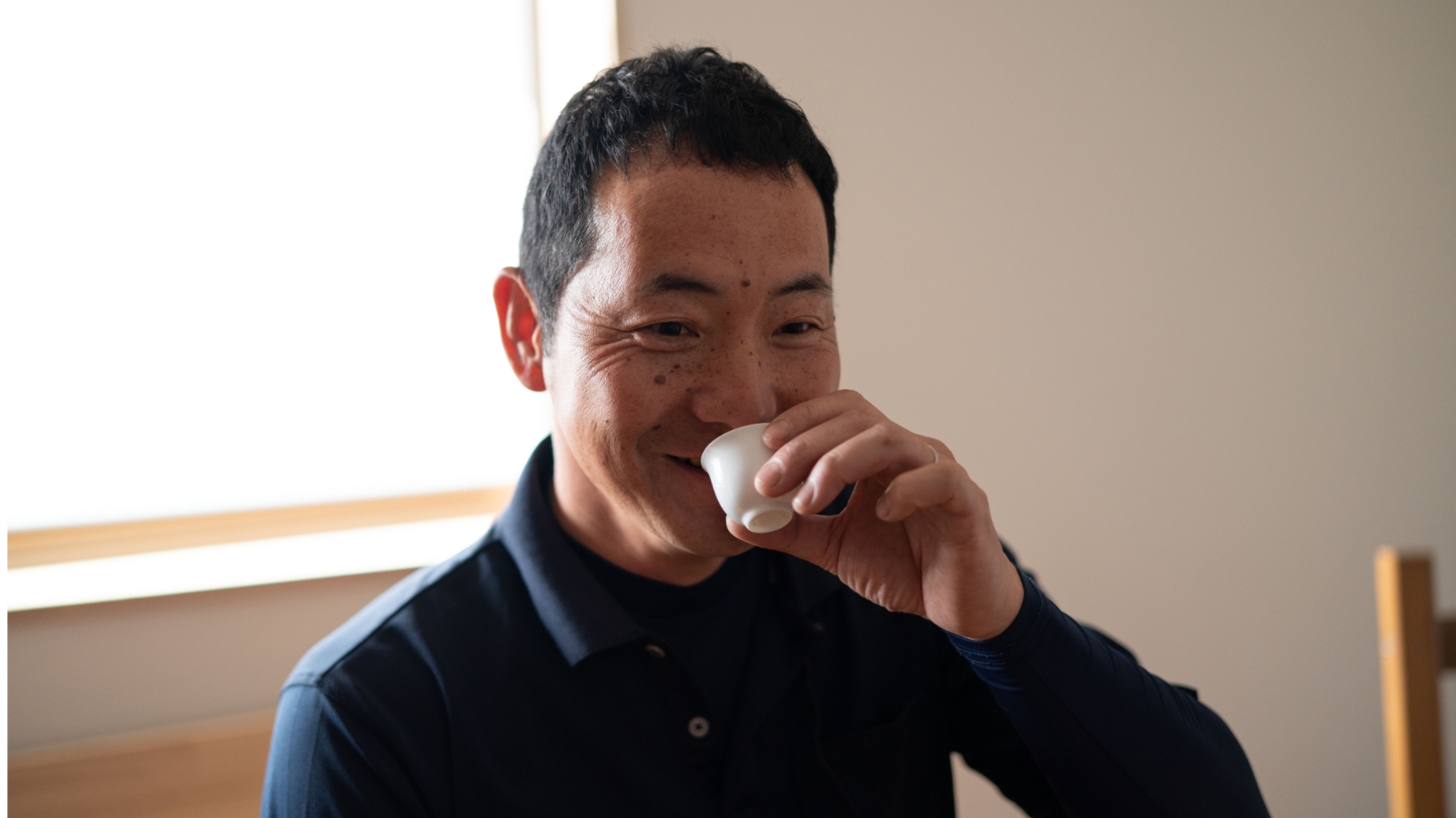 ほうじ茶を飲む中村氏の写真