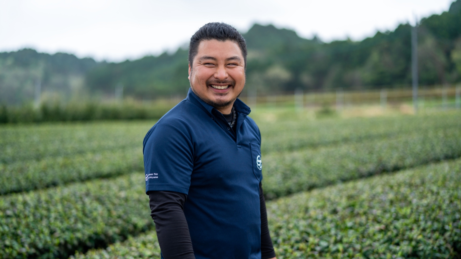 茶畑と竹田氏の写真