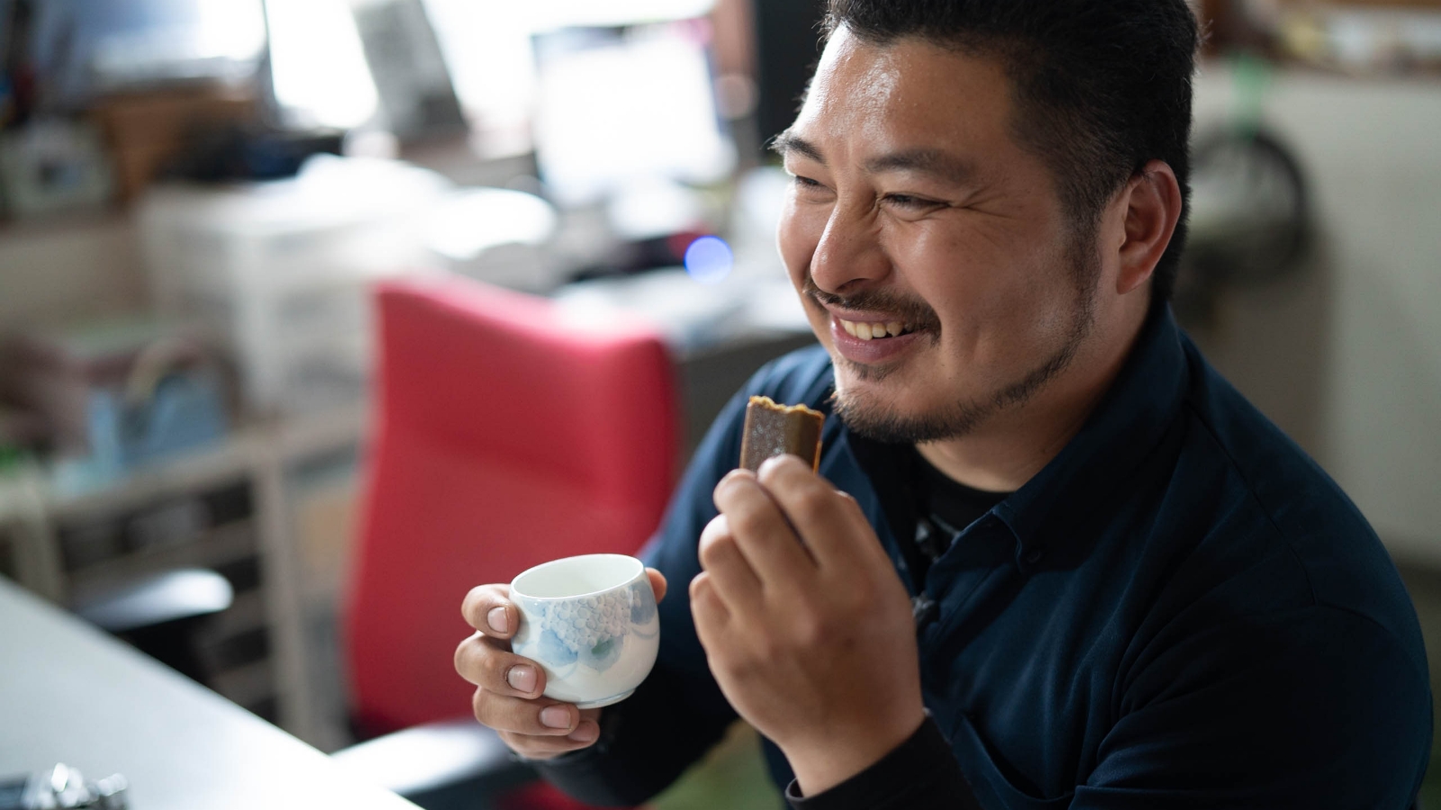 MOKURANとお茶のフィナンシェを合わせて食べている様子