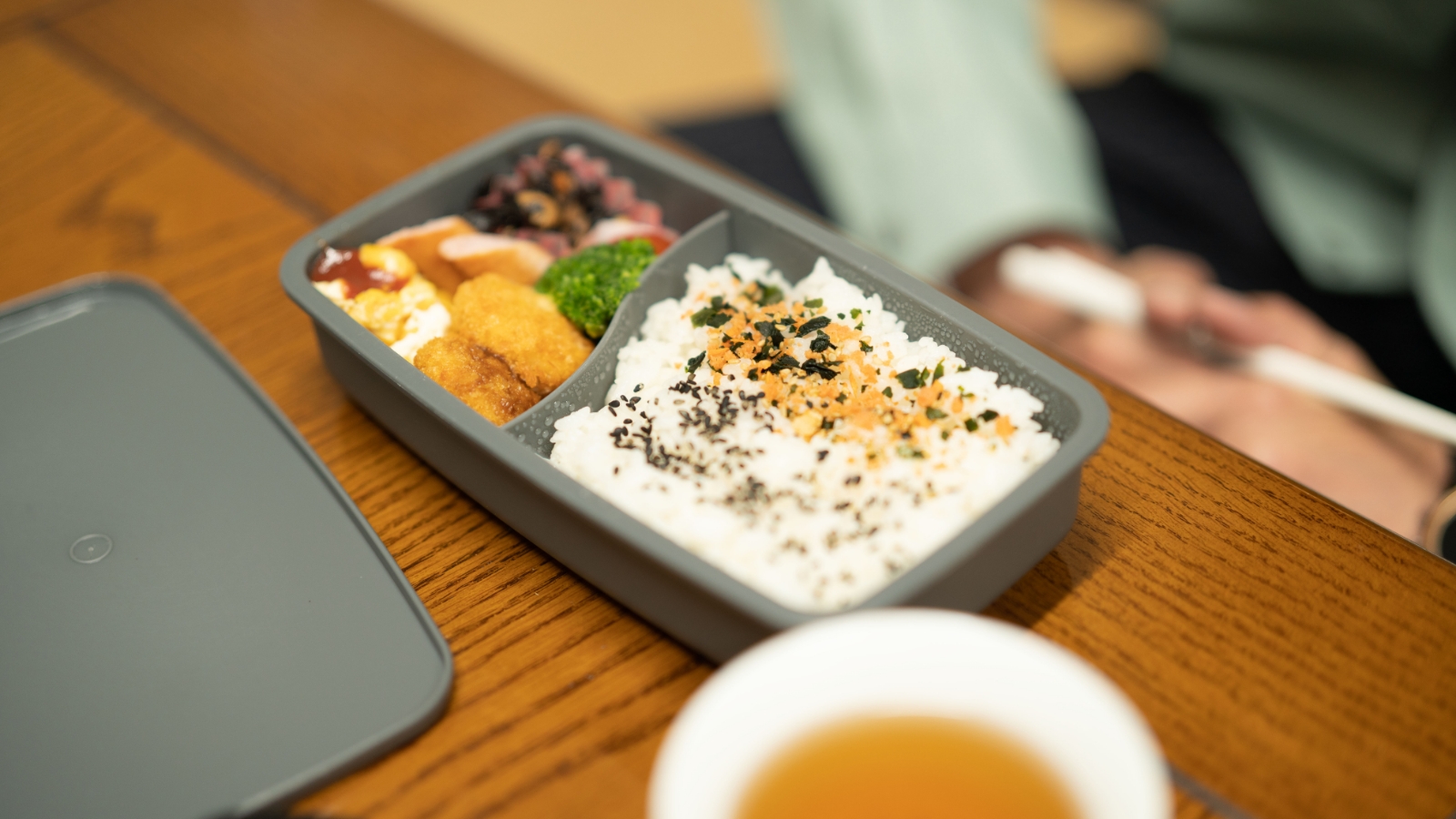 お弁当と合わせて飲むほうじ茶の写真