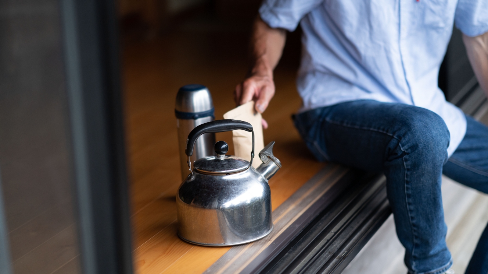 窓辺でお茶を淹れている様子