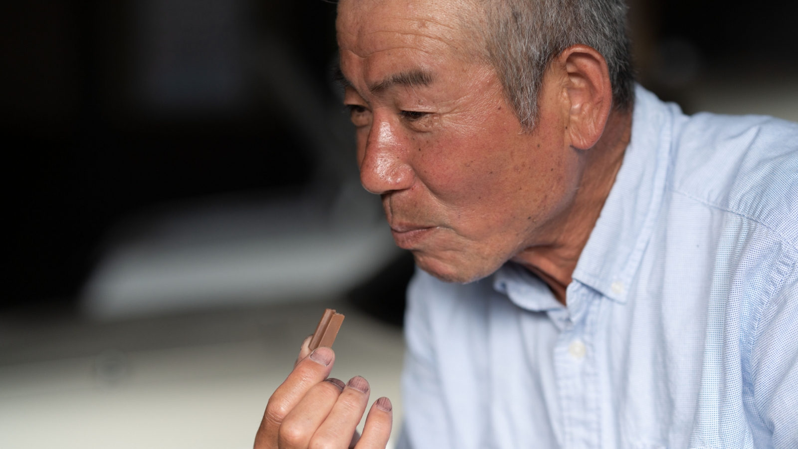 ほうじ茶とあわせてチョコレートを食べる吉村氏の写真