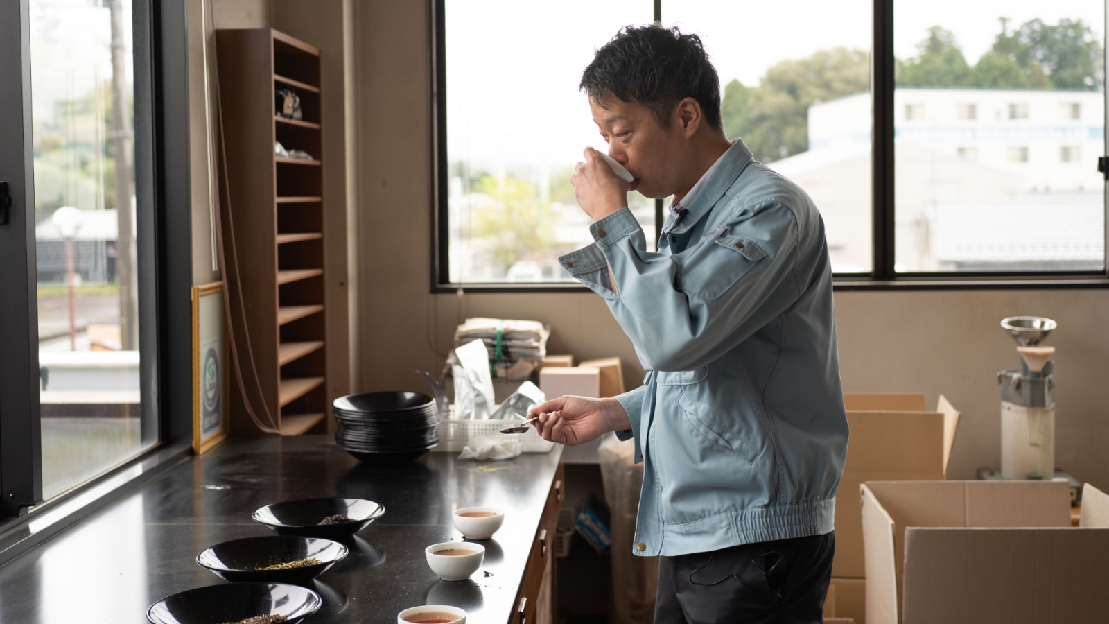 お茶の味見をする吉永氏の写真